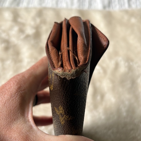 Authentic Louis Vuitton Sarah Wallet - pre-loved - Picture 5 of 16